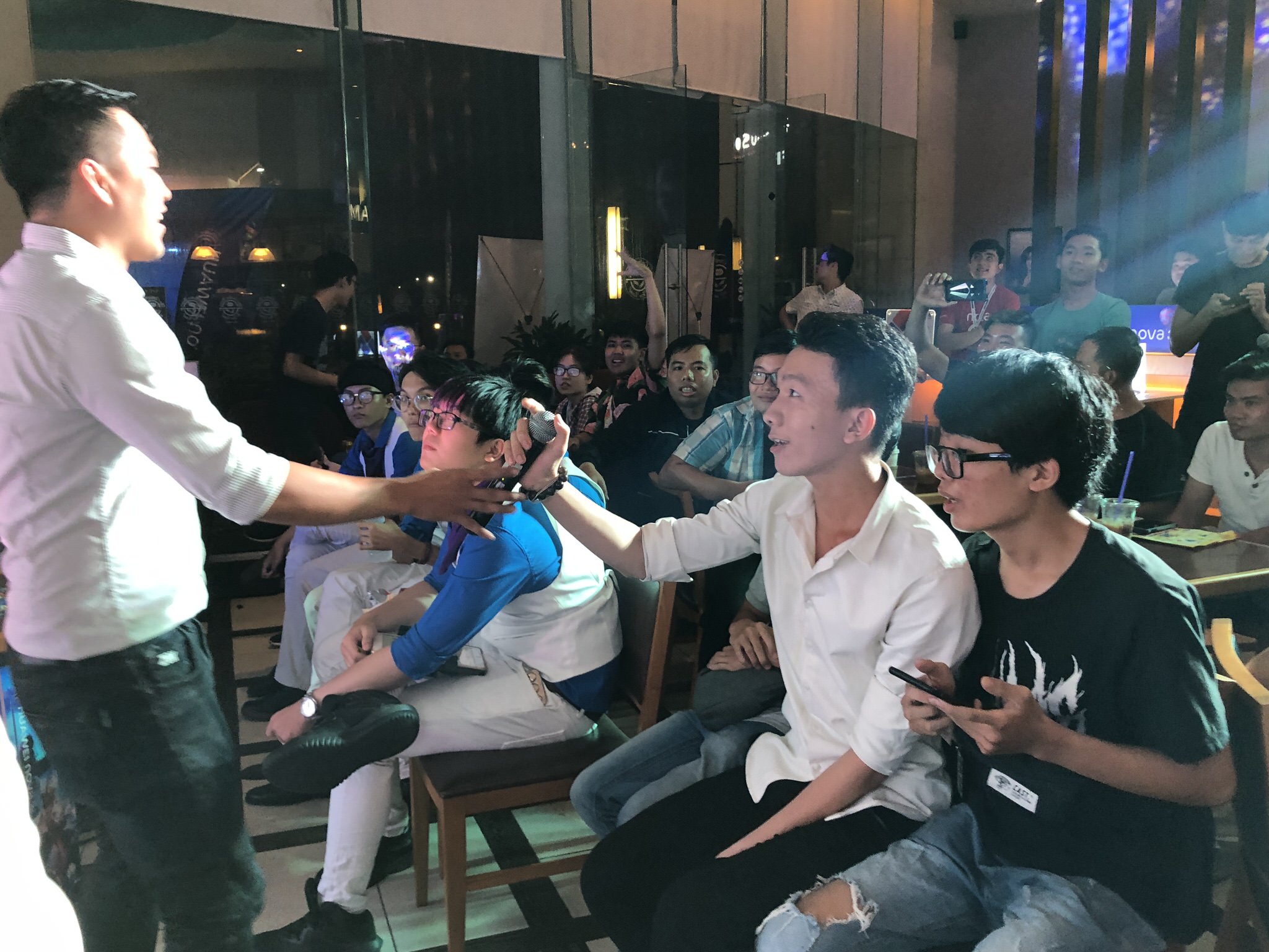 Đông đảo người dùng tham dự tech offline Huawei Nova 3i cùng FPT Shop