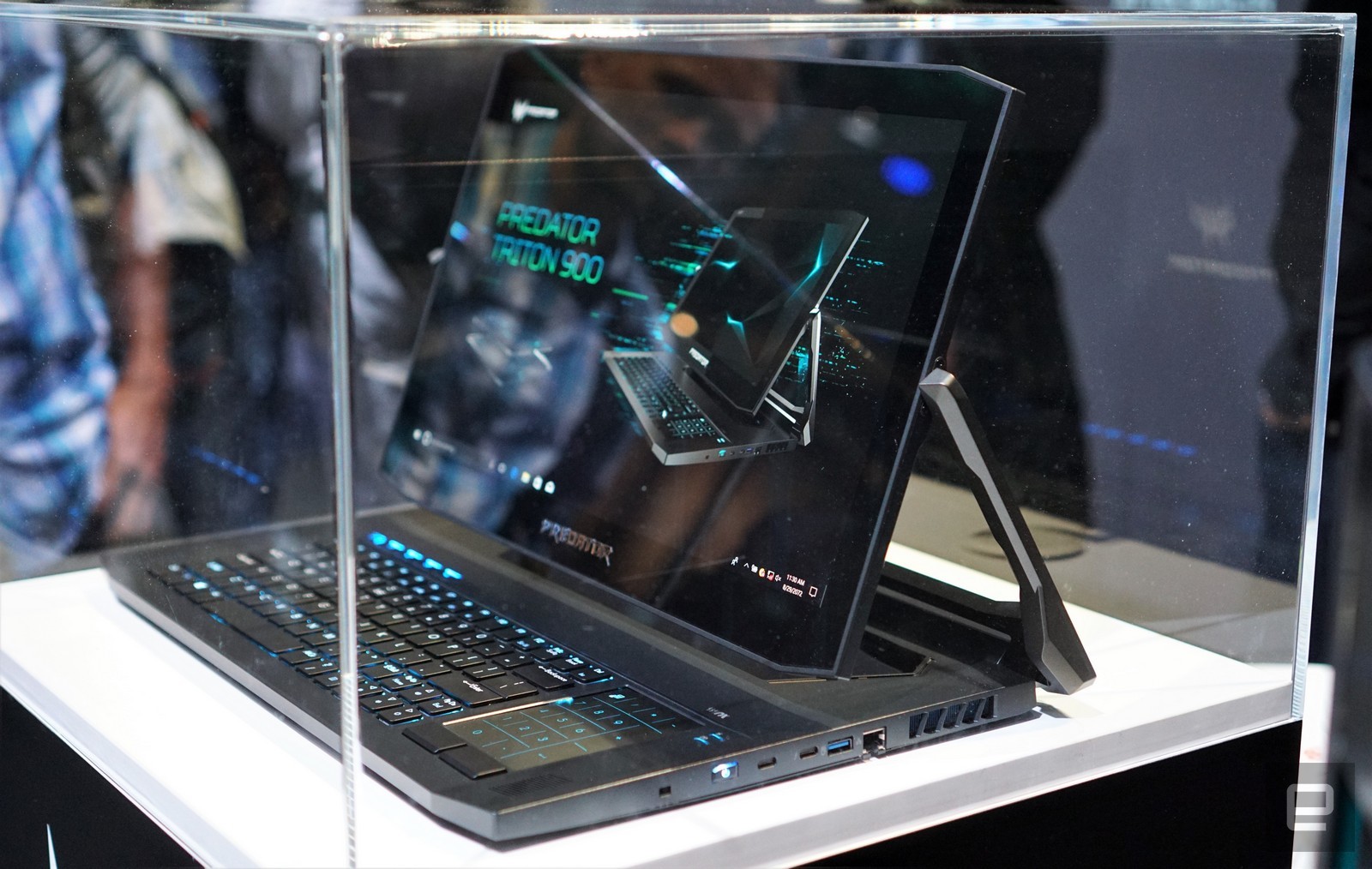 Acer Predator Triton 900 chính thức ra mắt với bản lề “cơ động”