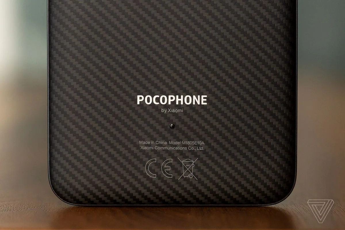 POCOPHONE F1 sẽ lên kệ Việt Nam với giá từ 8 triệu đồng