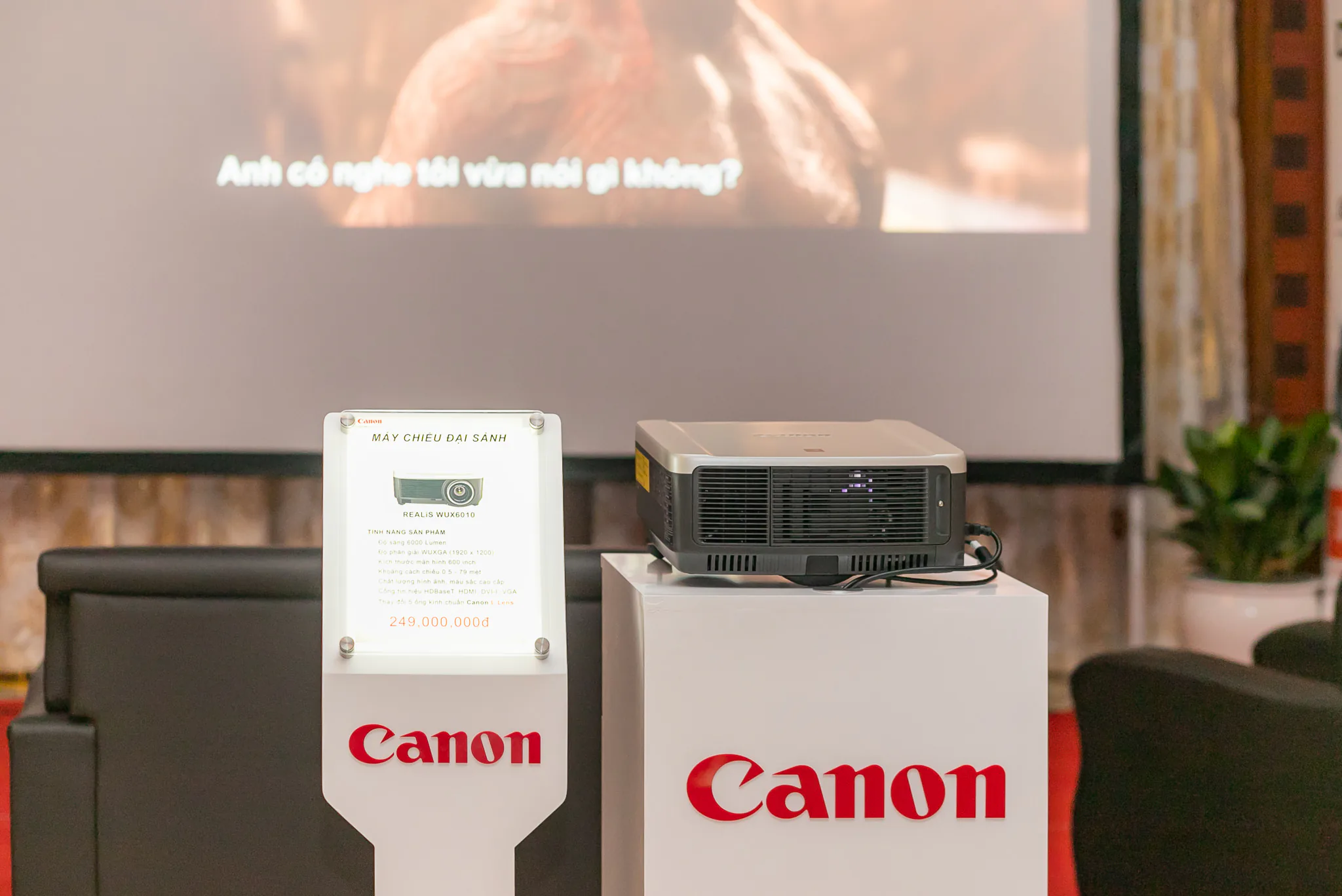 Canon trình diễn những máy chiếu đỉnh nhất làm nên “Thời đại màn hình khổng lồ” tại Hà Nội