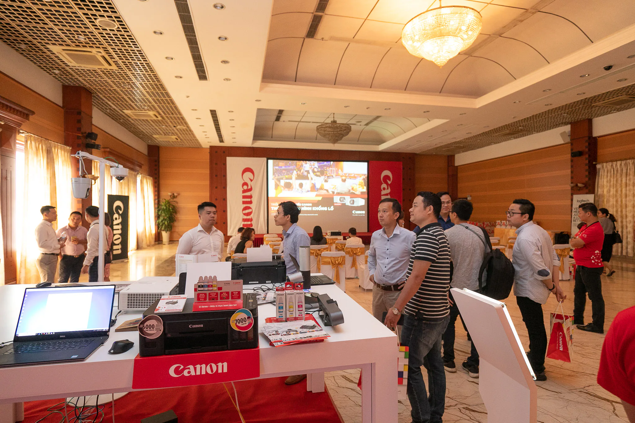 Canon trình diễn những máy chiếu đỉnh nhất làm nên “Thời đại màn hình khổng lồ” tại Hà Nội