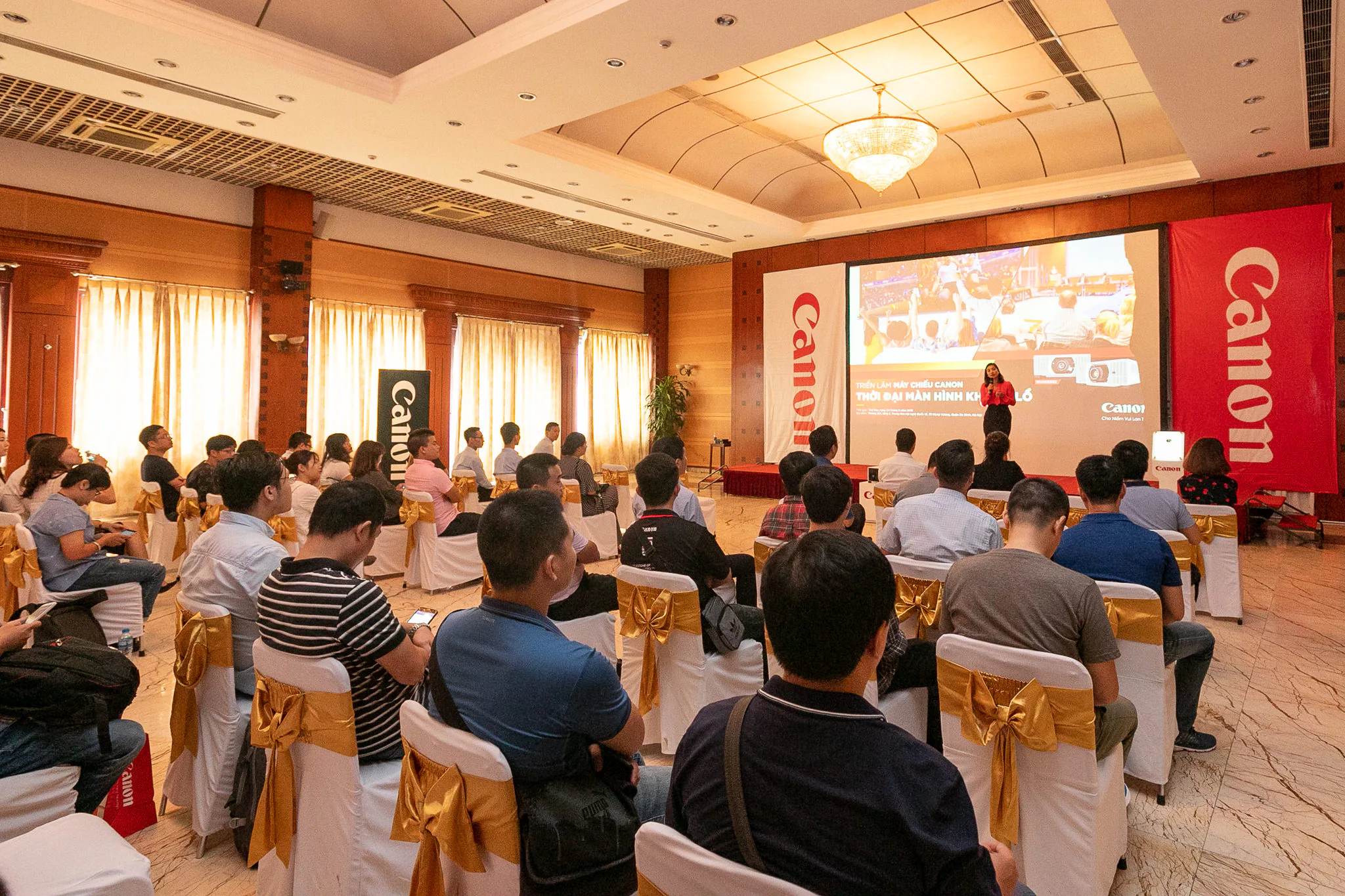 Canon trình diễn những máy chiếu đỉnh nhất làm nên “Thời đại màn hình khổng lồ” tại Hà Nội