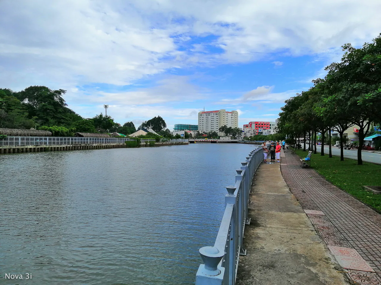 So sánh camera Samsung Galaxy J8 và Huawei Nova 3i