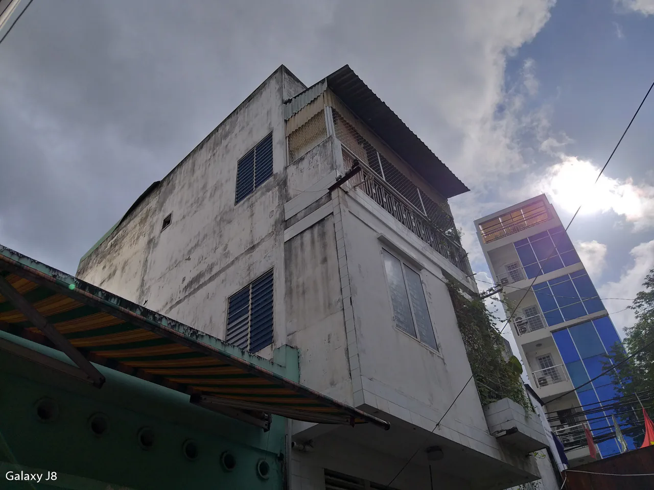 So sánh camera Samsung Galaxy J8 và Huawei Nova 3i