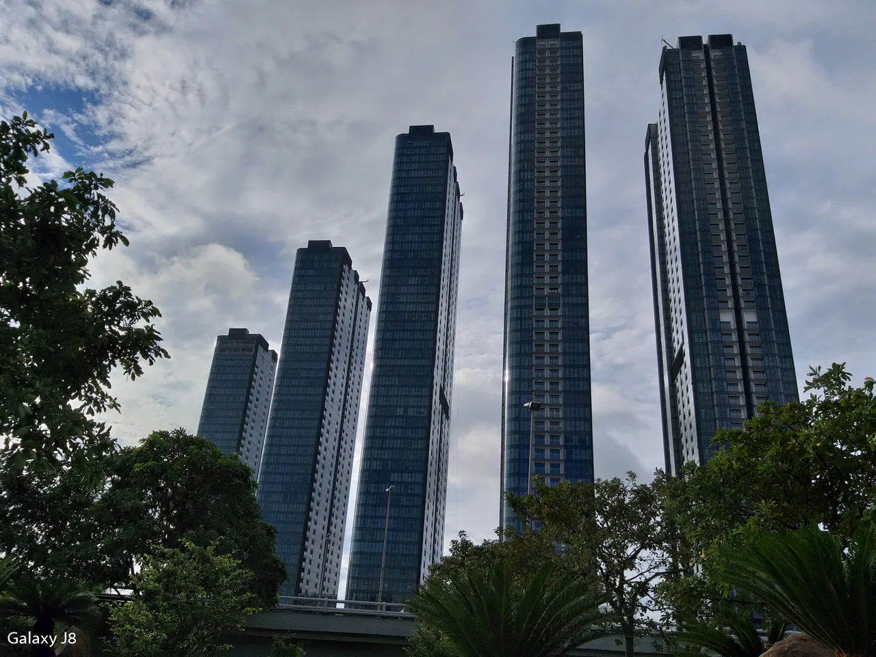 So sánh camera Samsung Galaxy J8 và Huawei Nova 3i