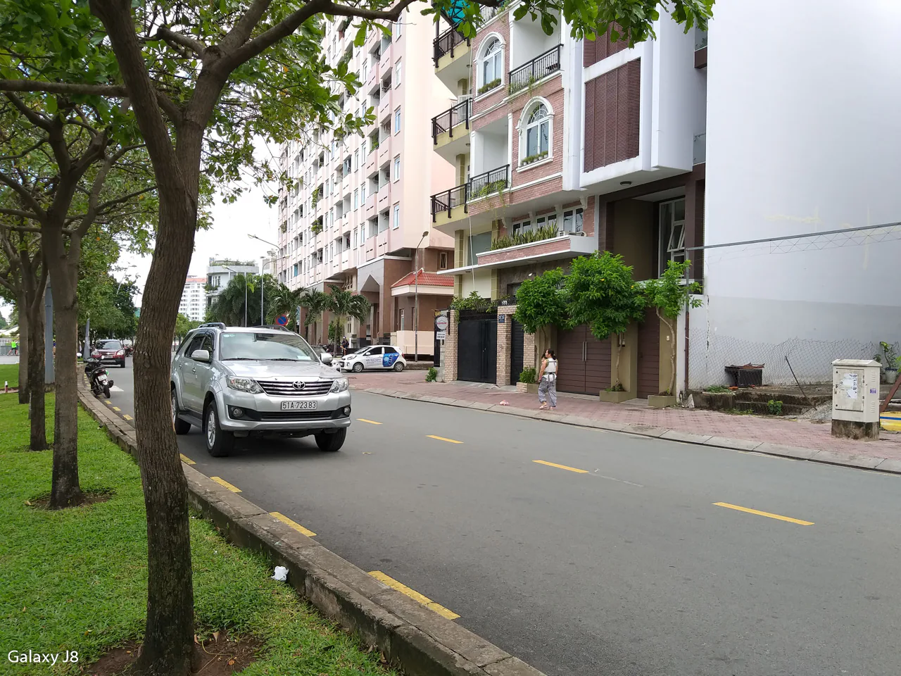So sánh camera Samsung Galaxy J8 và Huawei Nova 3i