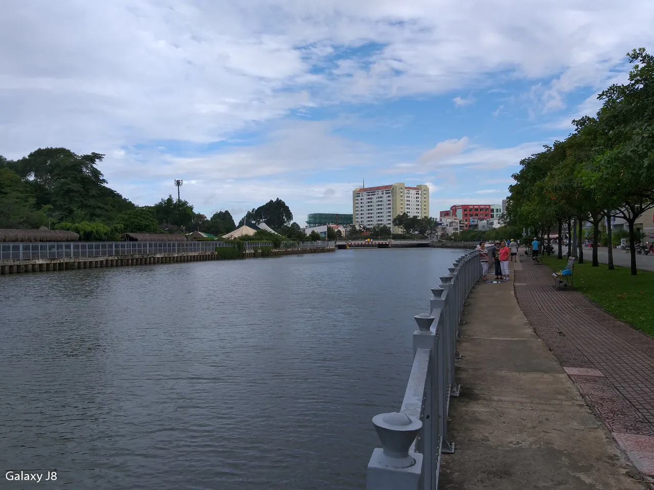 So sánh camera Samsung Galaxy J8 và Huawei Nova 3i