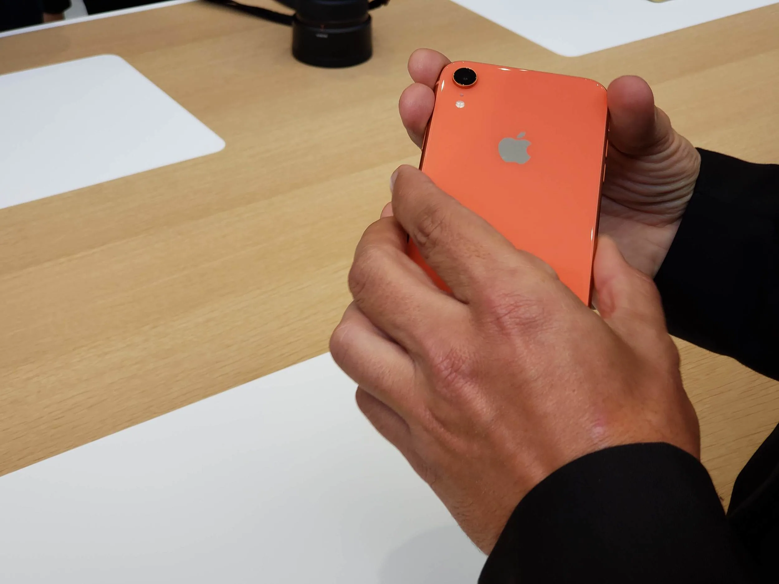 iPhone XR là phiên bản giá rẻ mà không rẻ, có 6 lựa chọn màu sắc