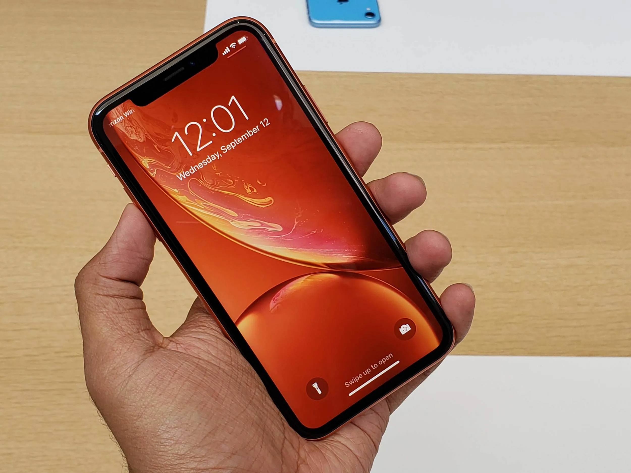 iPhone XR là phiên bản giá rẻ mà không rẻ, có 6 lựa chọn màu sắc