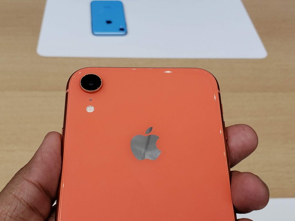 iPhone XR là phiên bản giá rẻ mà không rẻ, có 6 lựa chọn màu sắc