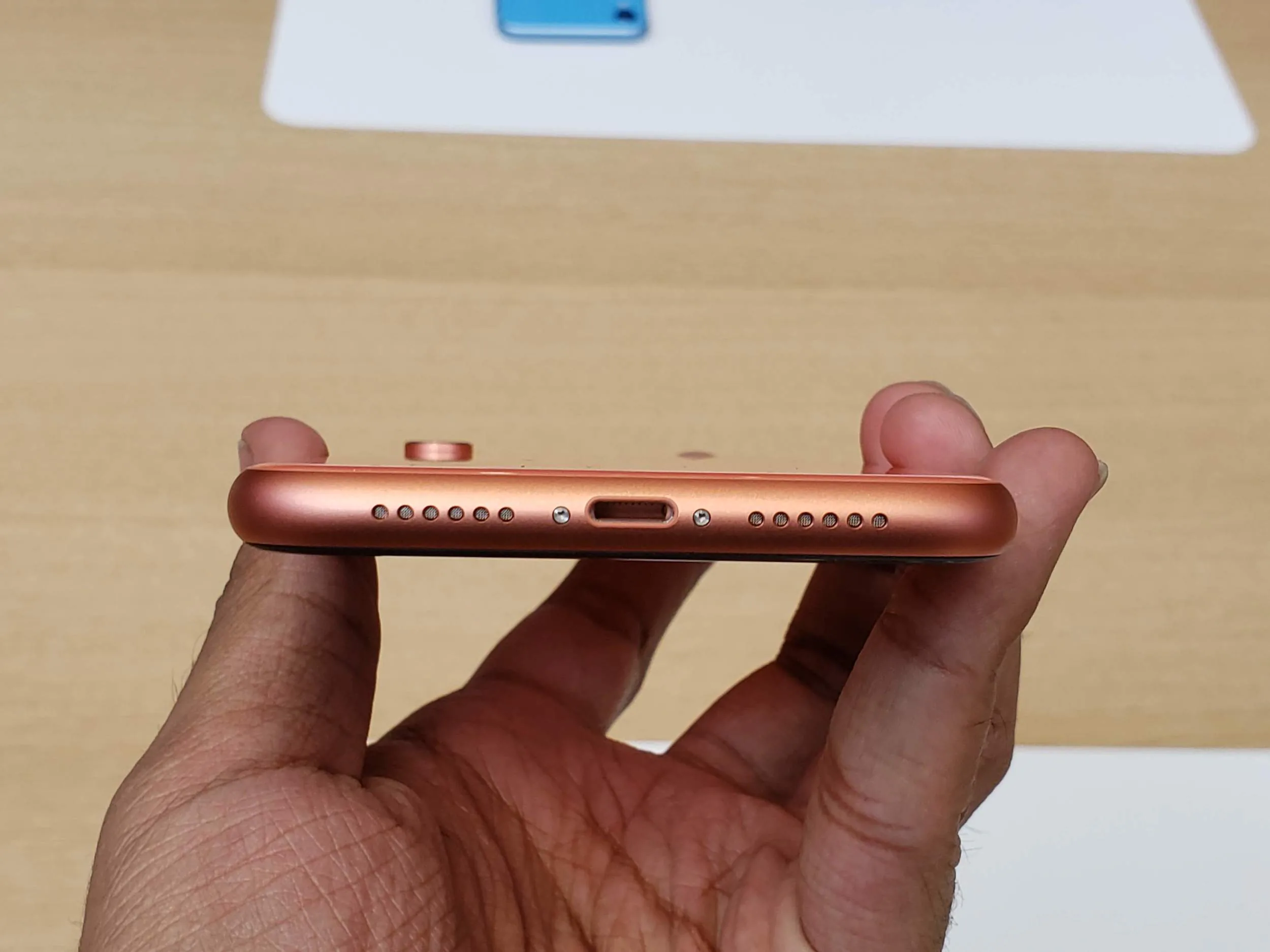 iPhone XR là phiên bản giá rẻ mà không rẻ, có 6 lựa chọn màu sắc