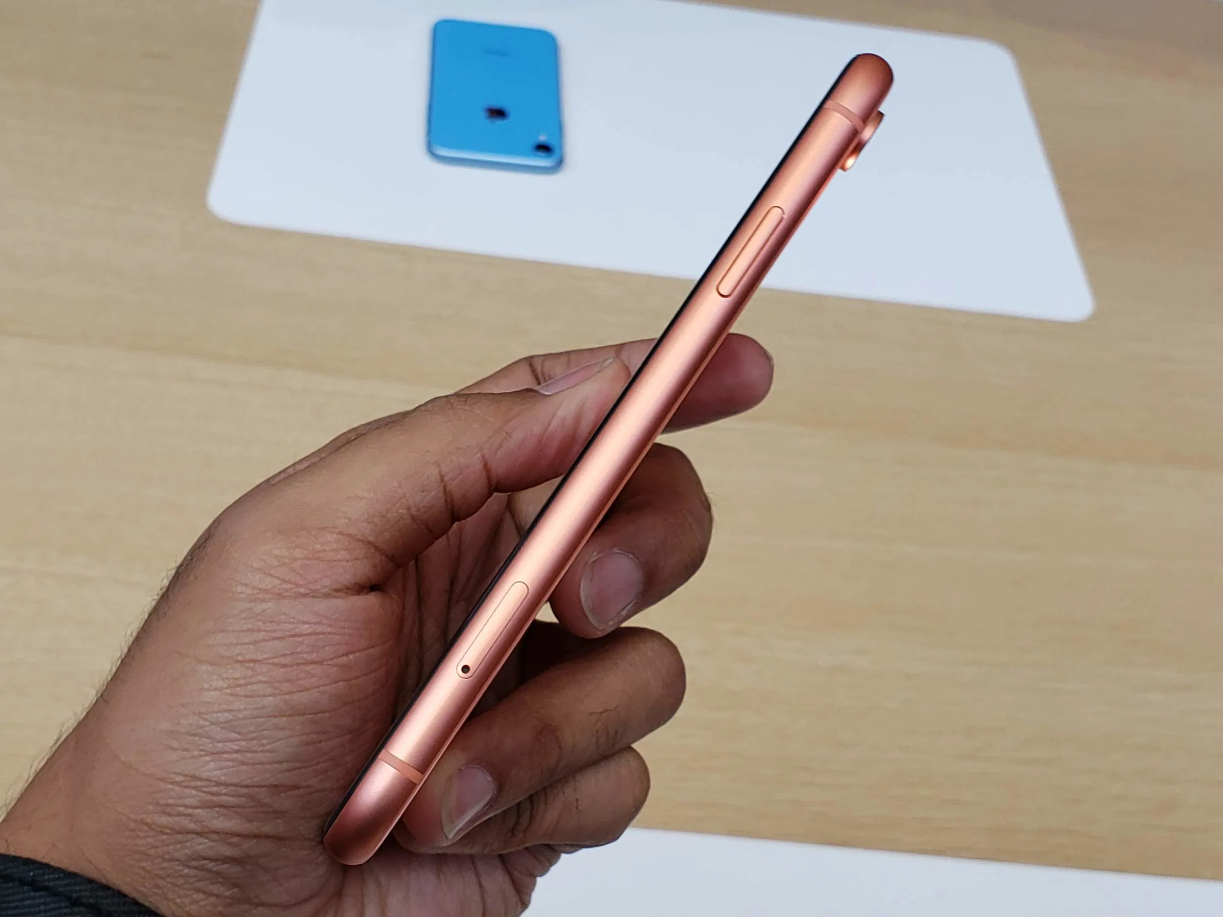 iPhone XR là phiên bản giá rẻ mà không rẻ, có 6 lựa chọn màu sắc