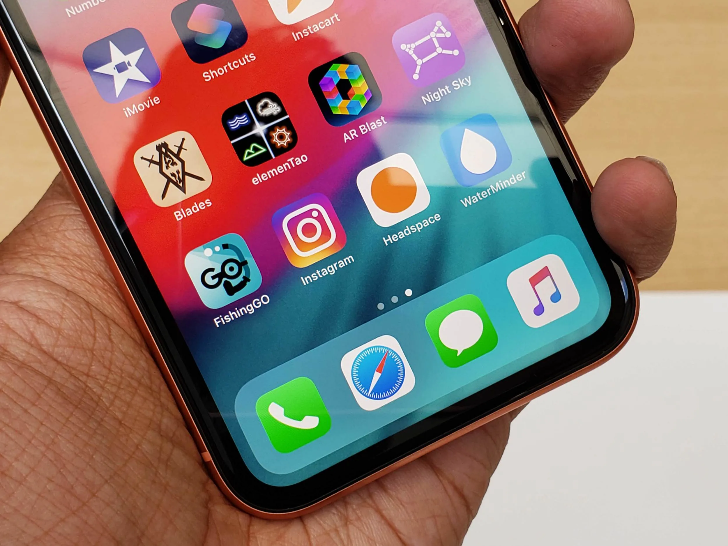 iPhone XR là phiên bản giá rẻ mà không rẻ, có 6 lựa chọn màu sắc