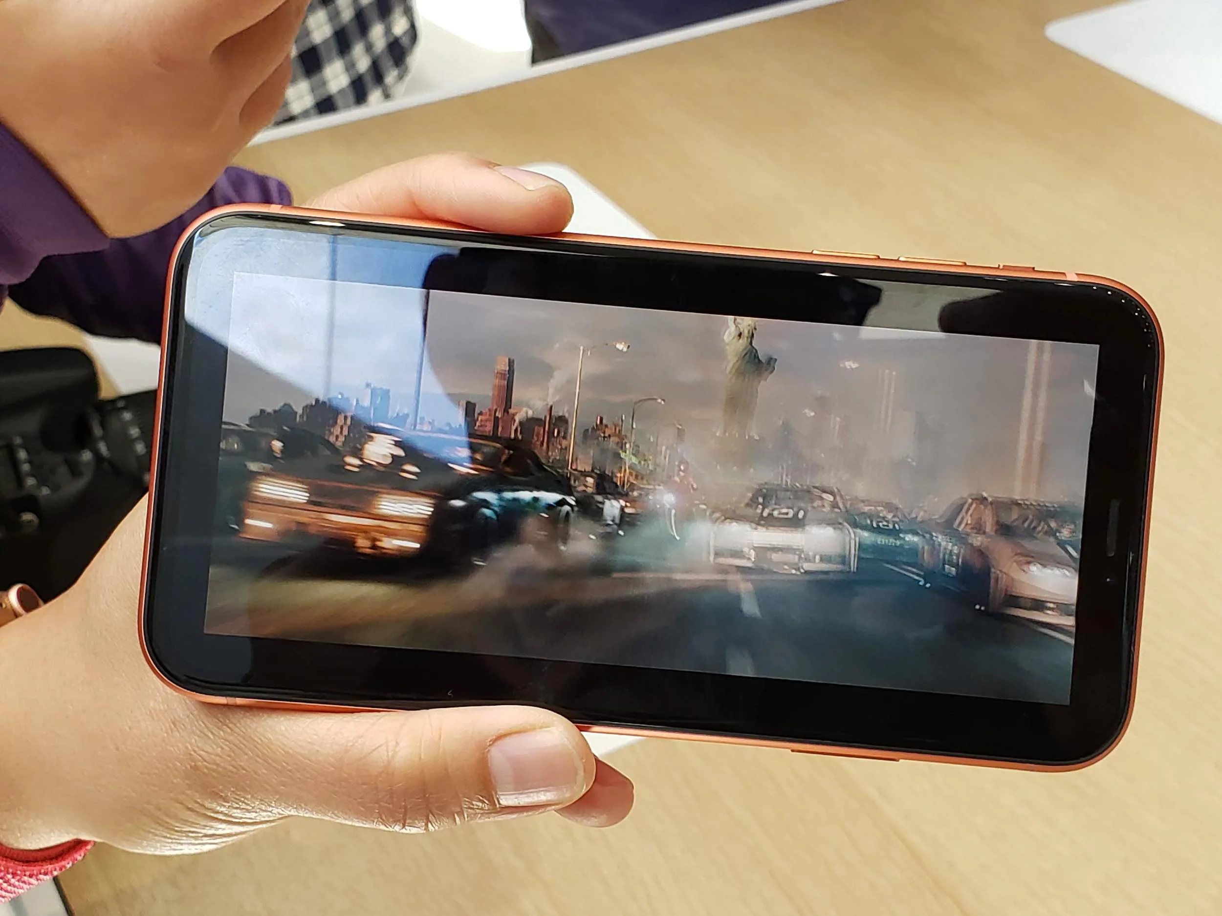 iPhone XR là phiên bản giá rẻ mà không rẻ, có 6 lựa chọn màu sắc