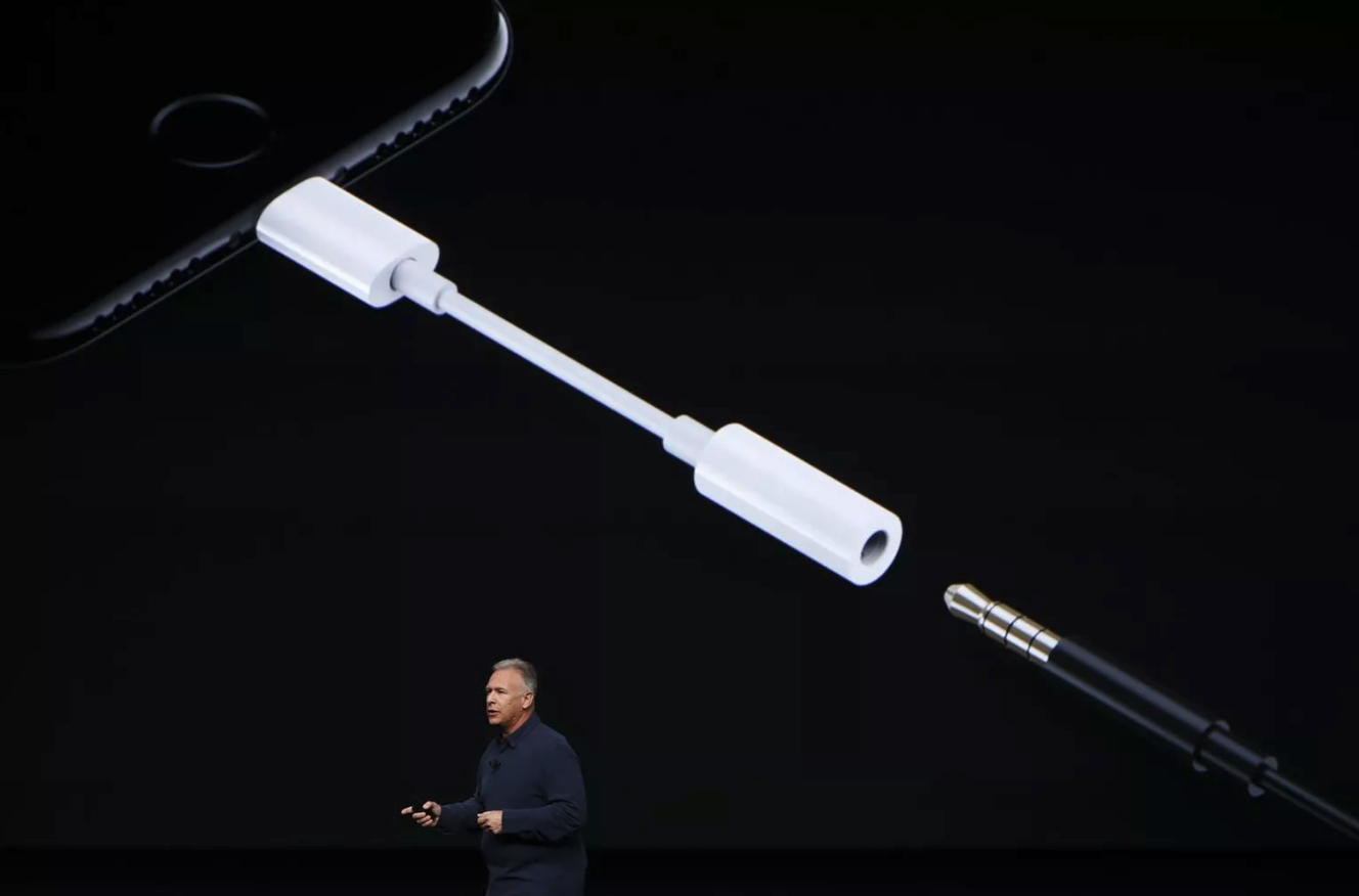 Apple lại keo kiệt, không sạc nhanh và cũng cắt bỏ Adapter chuyển lightning sang 3.5mm trên iPhone