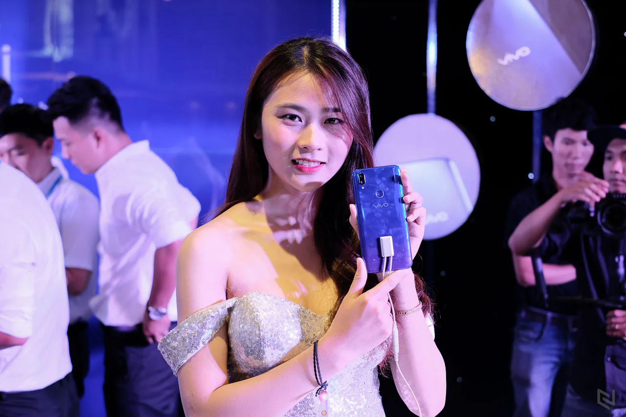 Vivo trình làng V11 cảm biến vân tay dưới màn hình về Việt Nam