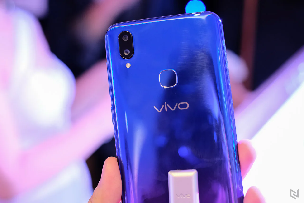 Vivo trình làng V11 cảm biến vân tay dưới màn hình, tai thỏ siêu nhỏ