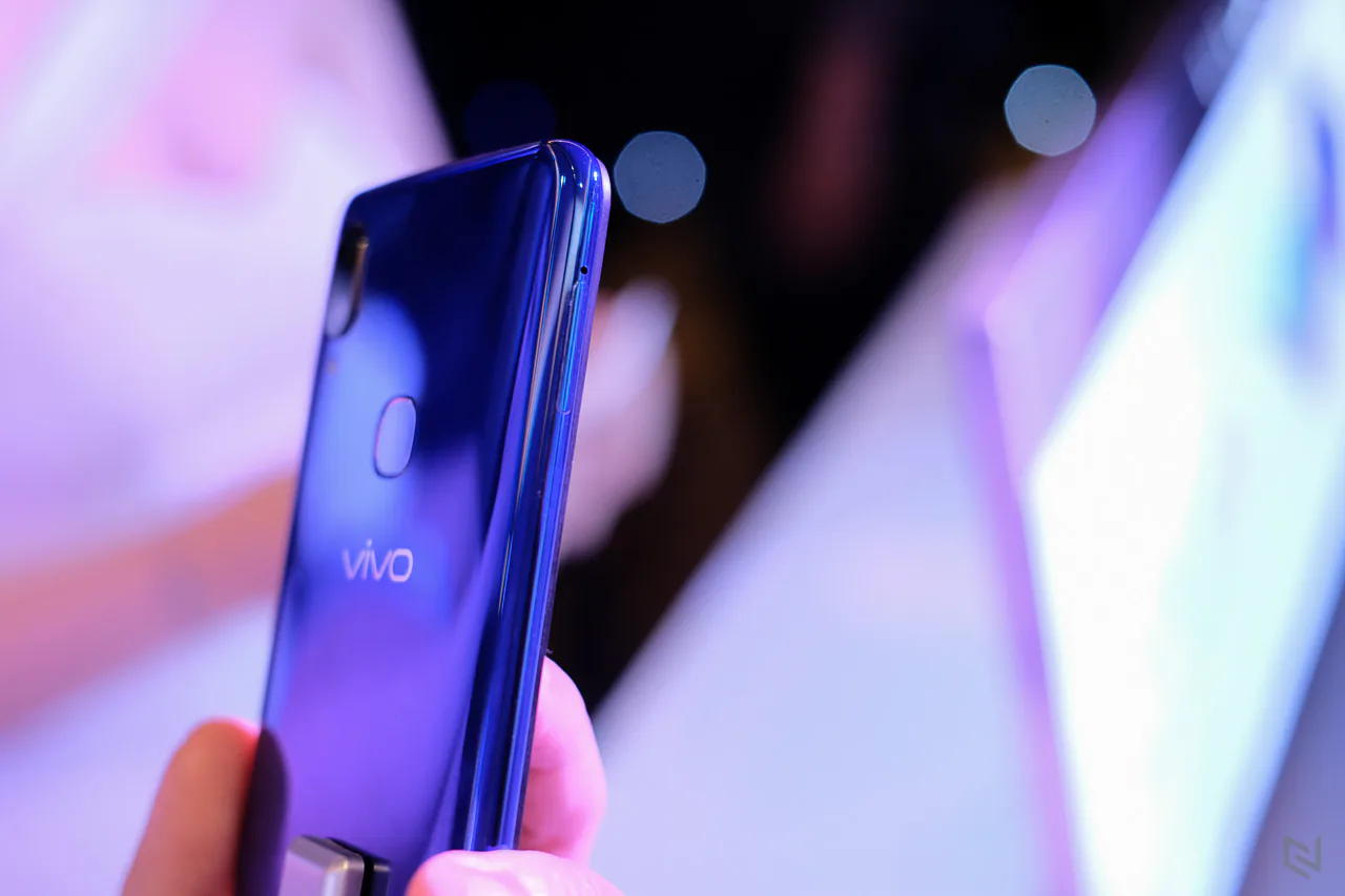 Vivo trình làng V11 cảm biến vân tay dưới màn hình, tai thỏ siêu nhỏ