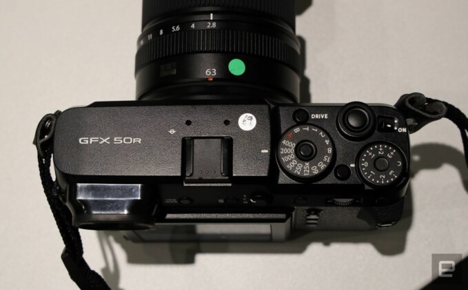 Cận cảnh 2 chiếc mirrorless medium format Fujifilm GFX 50R và GFX 100
