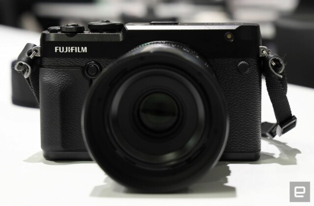 Cận cảnh 2 chiếc mirrorless medium format Fujifilm GFX 50R và GFX 100