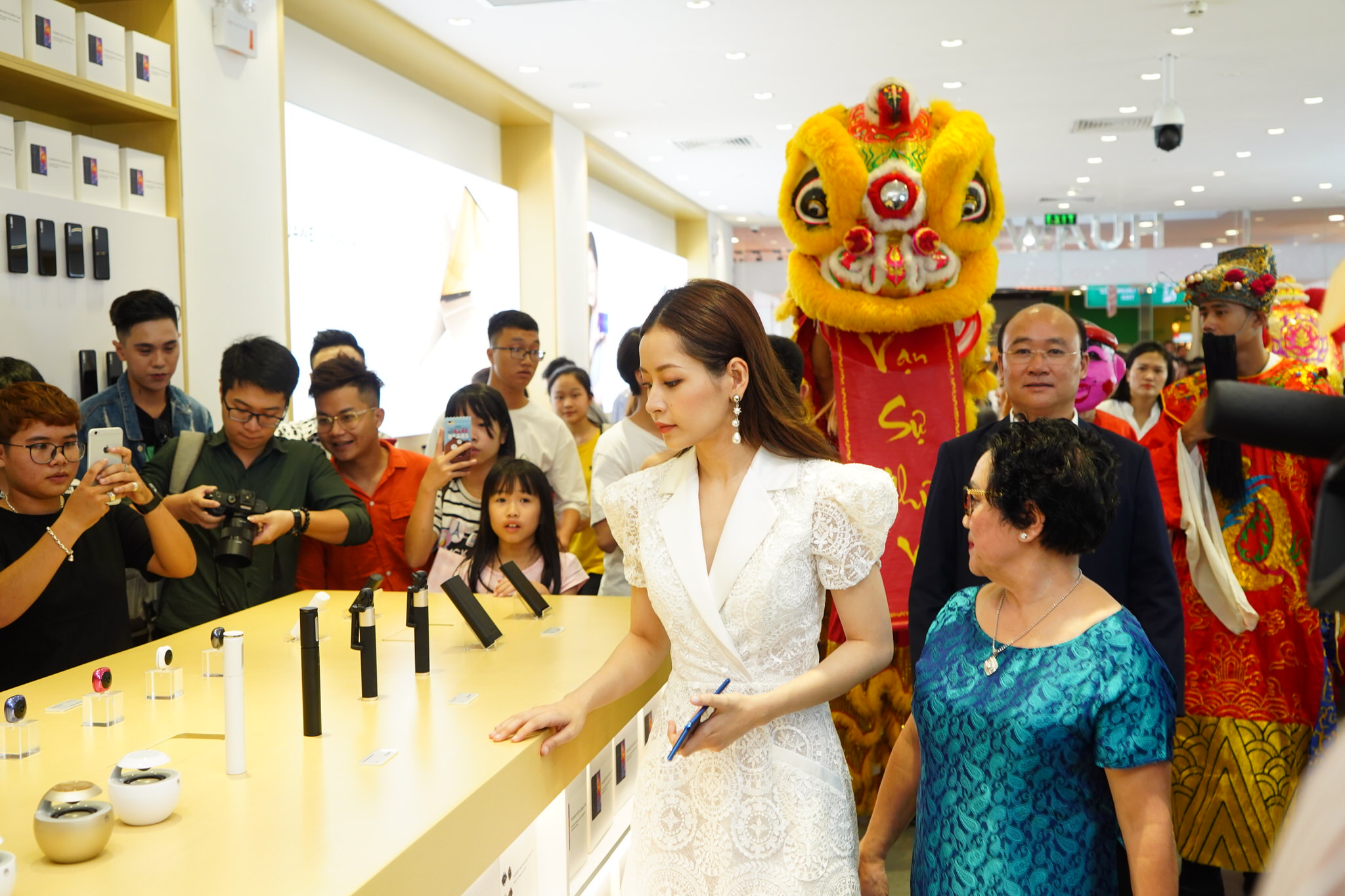 Huawei khai trương cửa hàng trải nghiệm đầu tiên tại Việt Nam