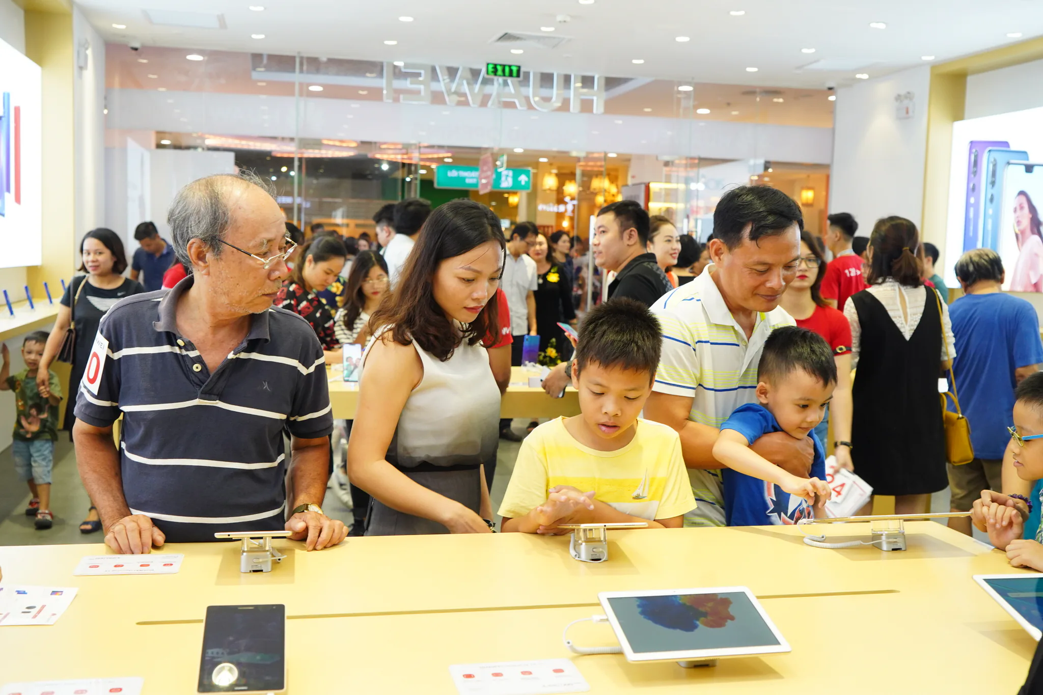 Huawei khai trương cửa hàng trải nghiệm đầu tiên tại Việt Nam