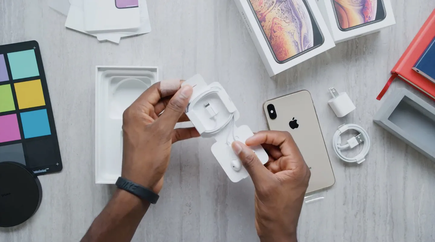 Mở hộp iPhone XS Max màu Gold: không có cáp chuyển 3.5mm và phụ kiện sạc nhanh