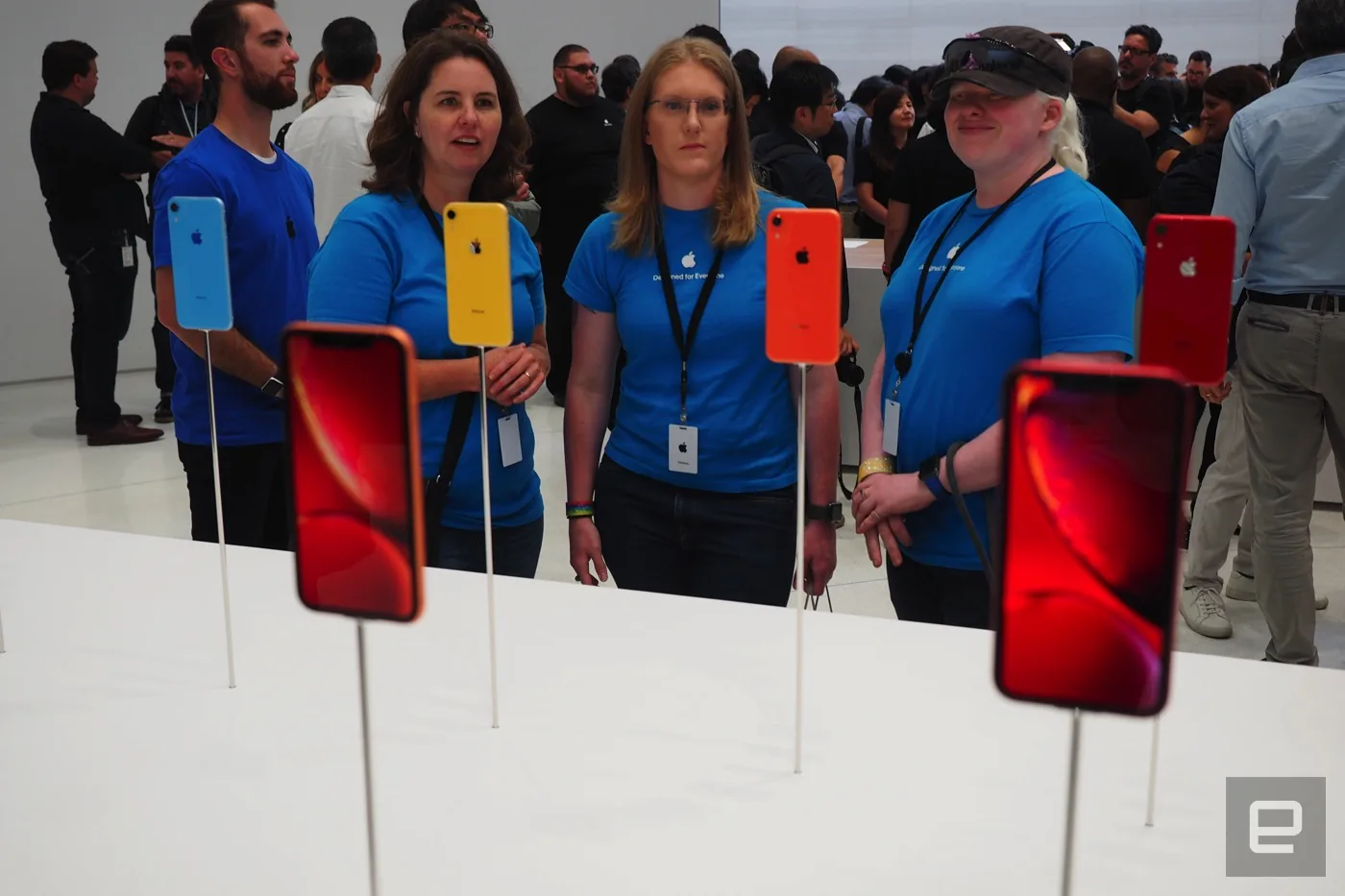 iPhone XR là phiên bản giá rẻ mà không rẻ, có 6 lựa chọn màu sắc