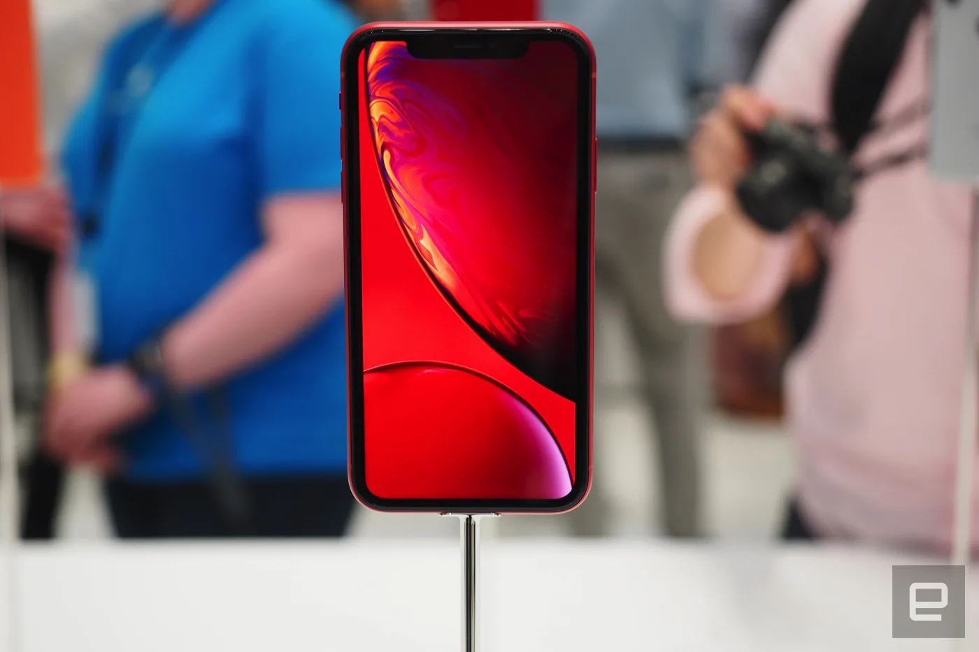 iPhone XR là phiên bản giá rẻ mà không rẻ, có 6 lựa chọn màu sắc