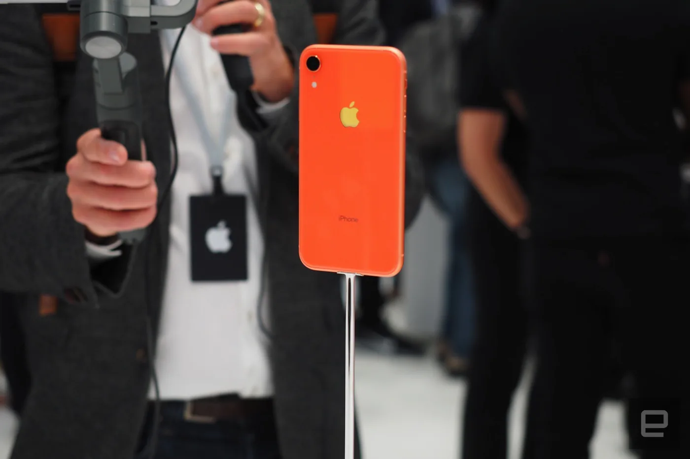 iPhone XR là phiên bản giá rẻ mà không rẻ, có 6 lựa chọn màu sắc