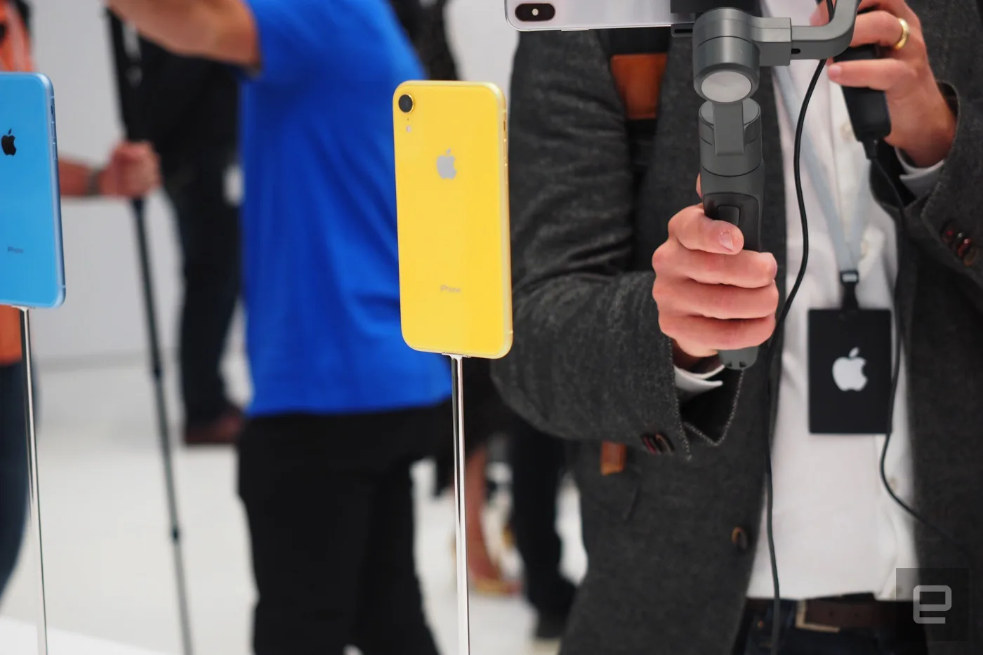 iPhone XR là phiên bản giá rẻ mà không rẻ, có 6 lựa chọn màu sắc
