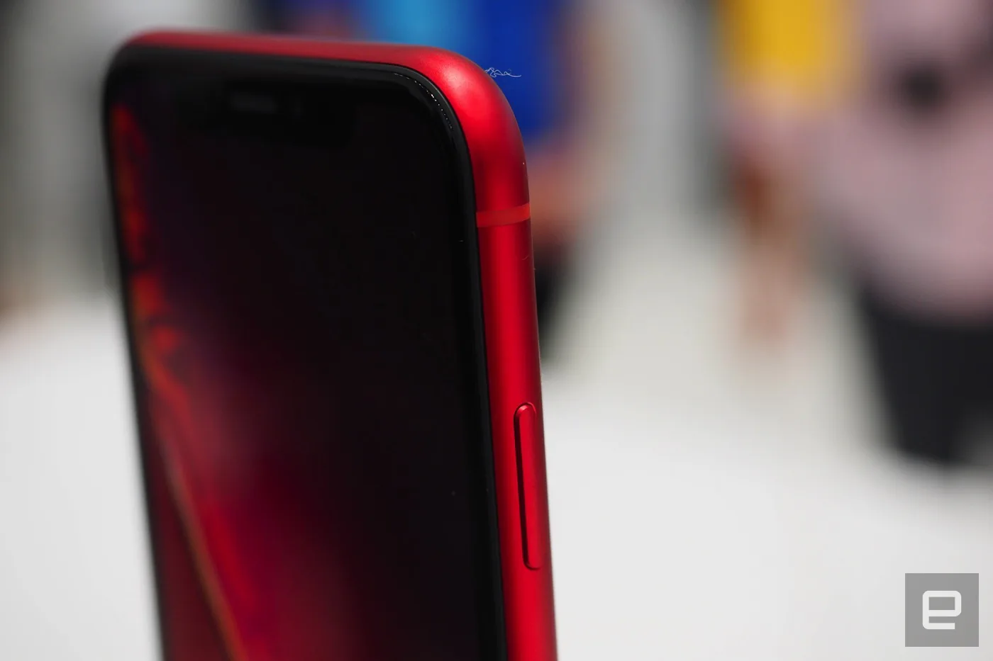 iPhone XR là phiên bản giá rẻ mà không rẻ, có 6 lựa chọn màu sắc