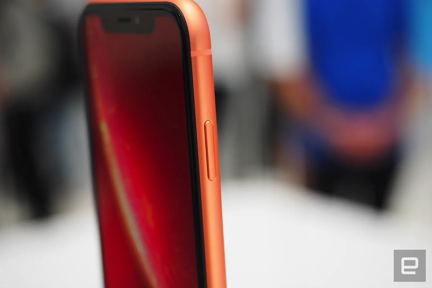 iPhone XR là phiên bản giá rẻ mà không rẻ, có 6 lựa chọn màu sắc