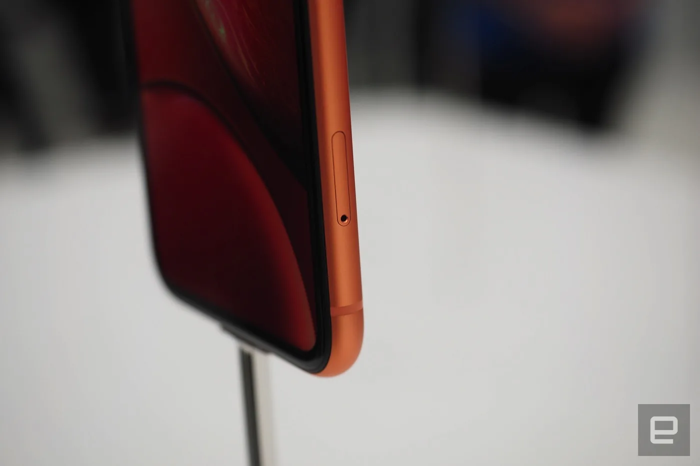 iPhone XR là phiên bản giá rẻ mà không rẻ, có 6 lựa chọn màu sắc