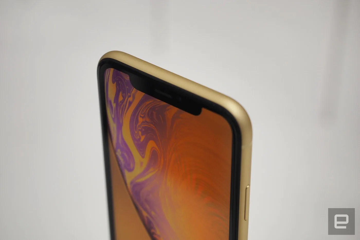 iPhone XR là phiên bản giá rẻ mà không rẻ, có 6 lựa chọn màu sắc