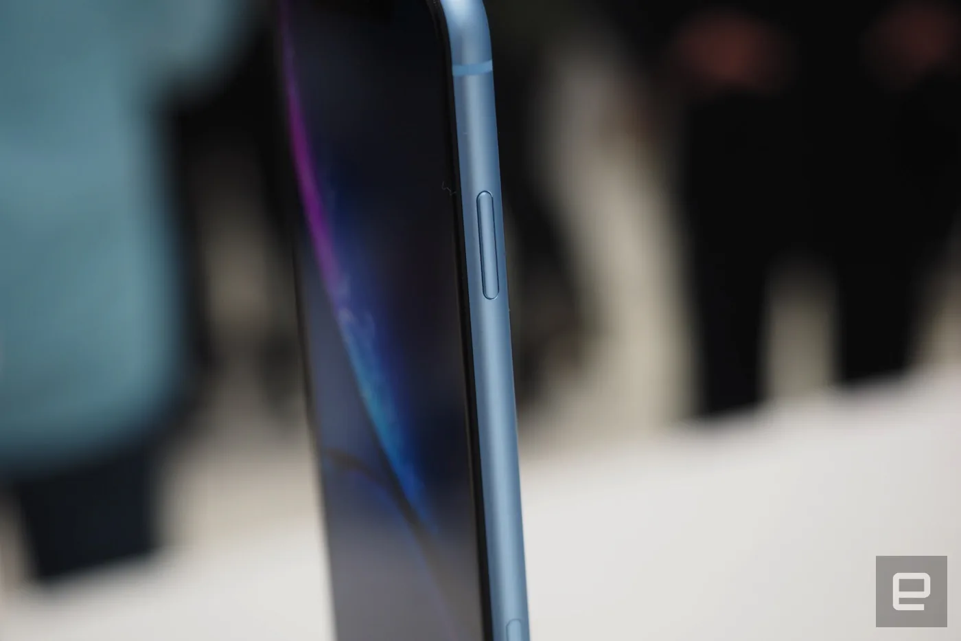 iPhone XR là phiên bản giá rẻ mà không rẻ, có 6 lựa chọn màu sắc