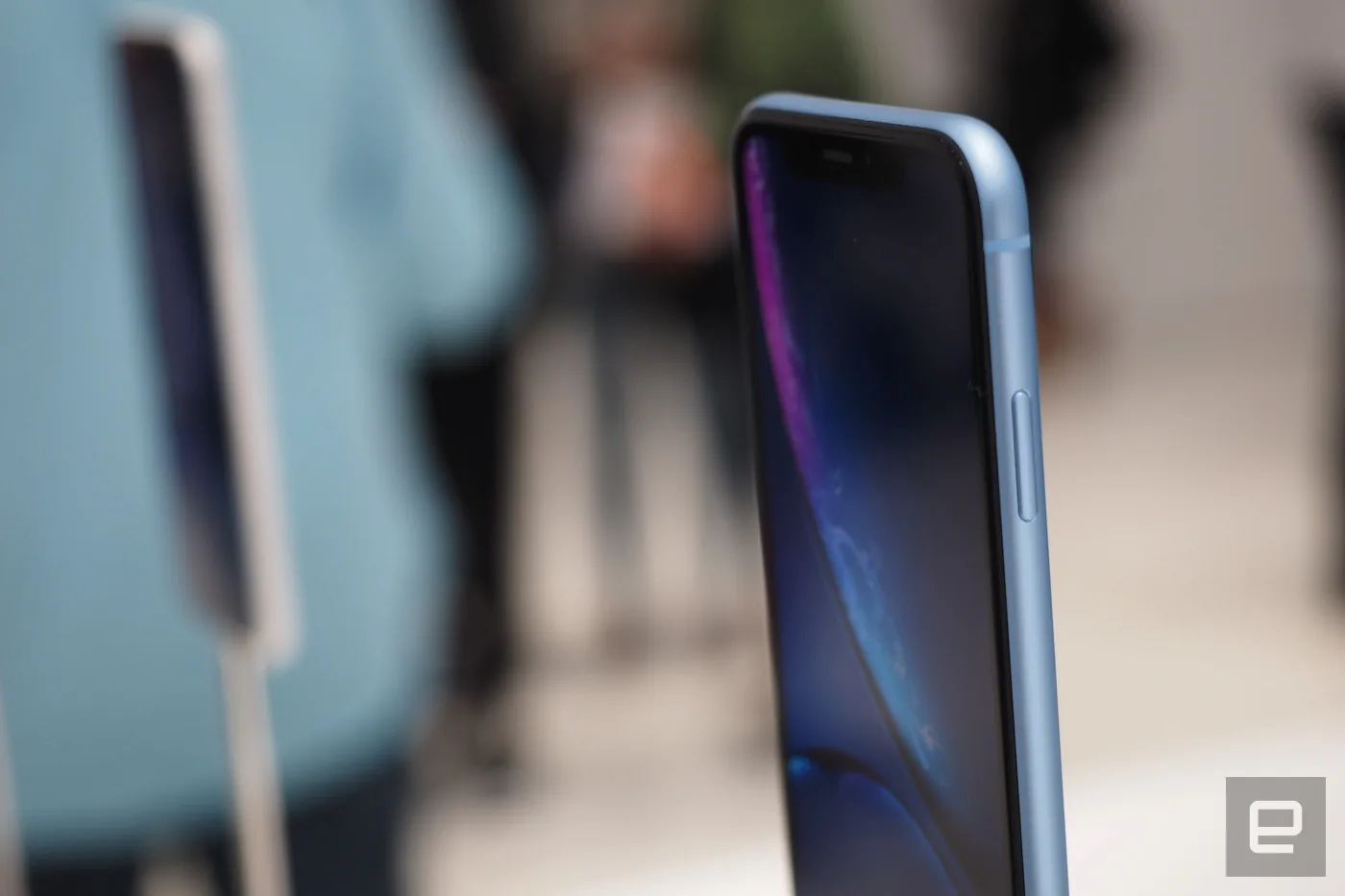 iPhone XR là phiên bản giá rẻ mà không rẻ, có 6 lựa chọn màu sắc