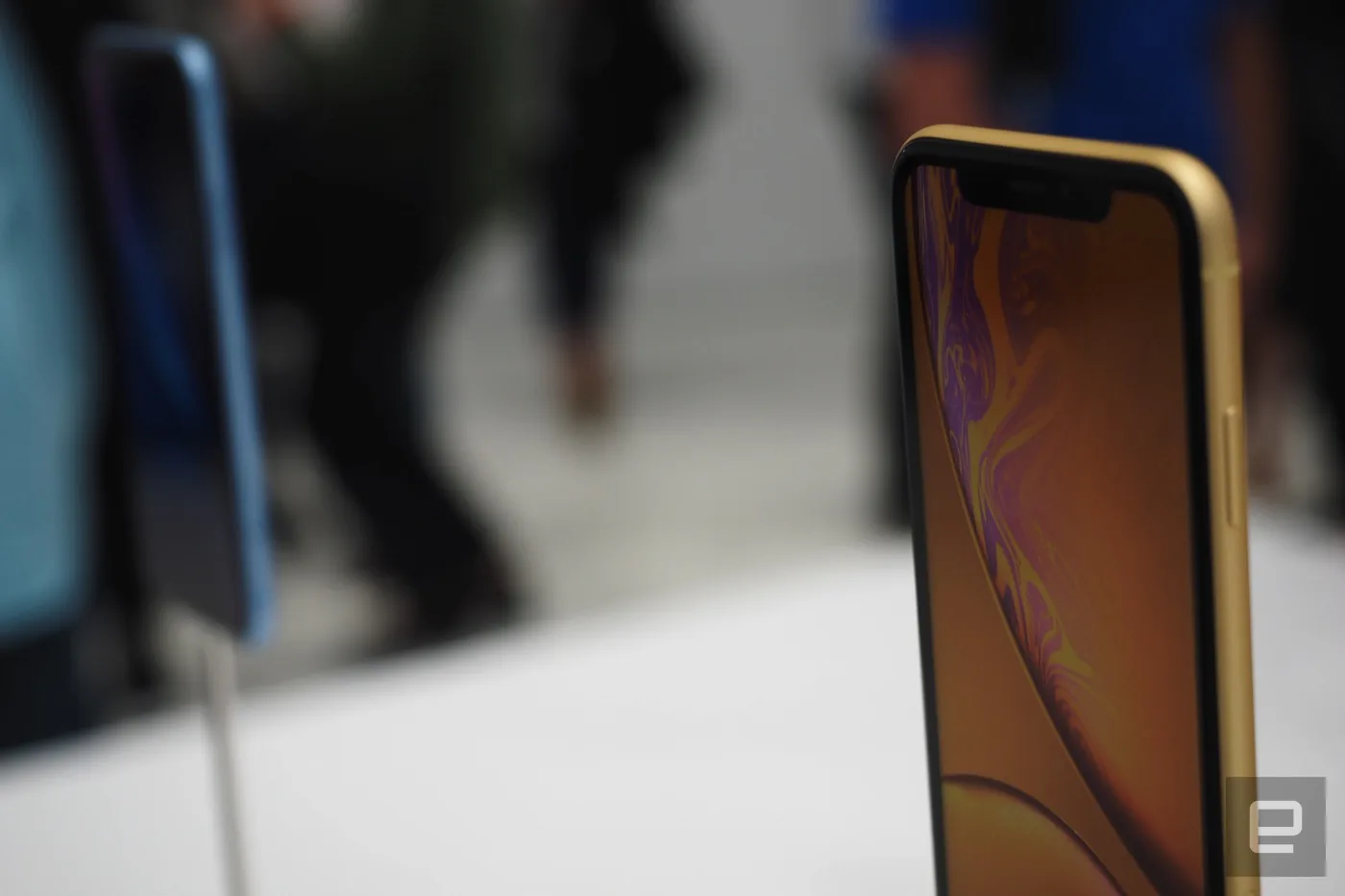 iPhone XR là phiên bản giá rẻ mà không rẻ, có 6 lựa chọn màu sắc