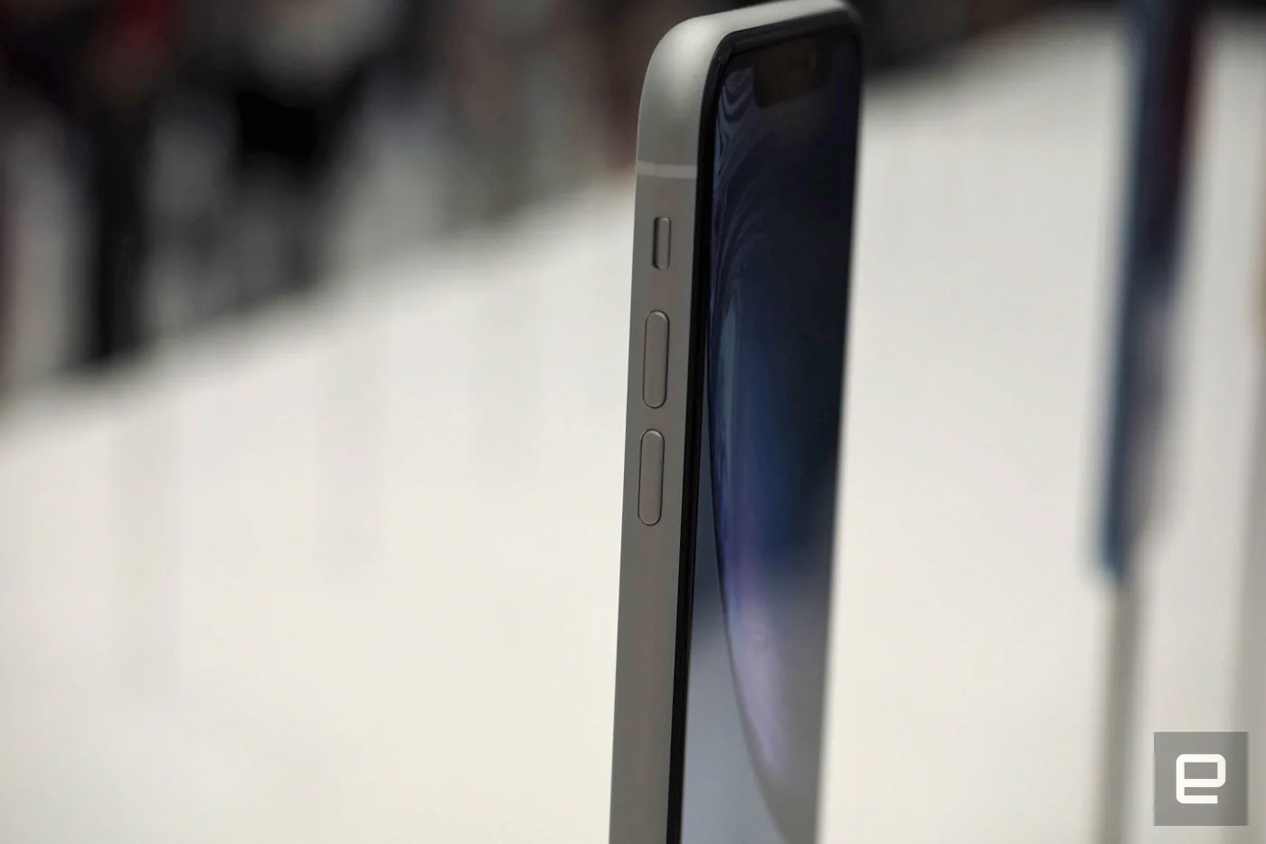 iPhone XR là phiên bản giá rẻ mà không rẻ, có 6 lựa chọn màu sắc