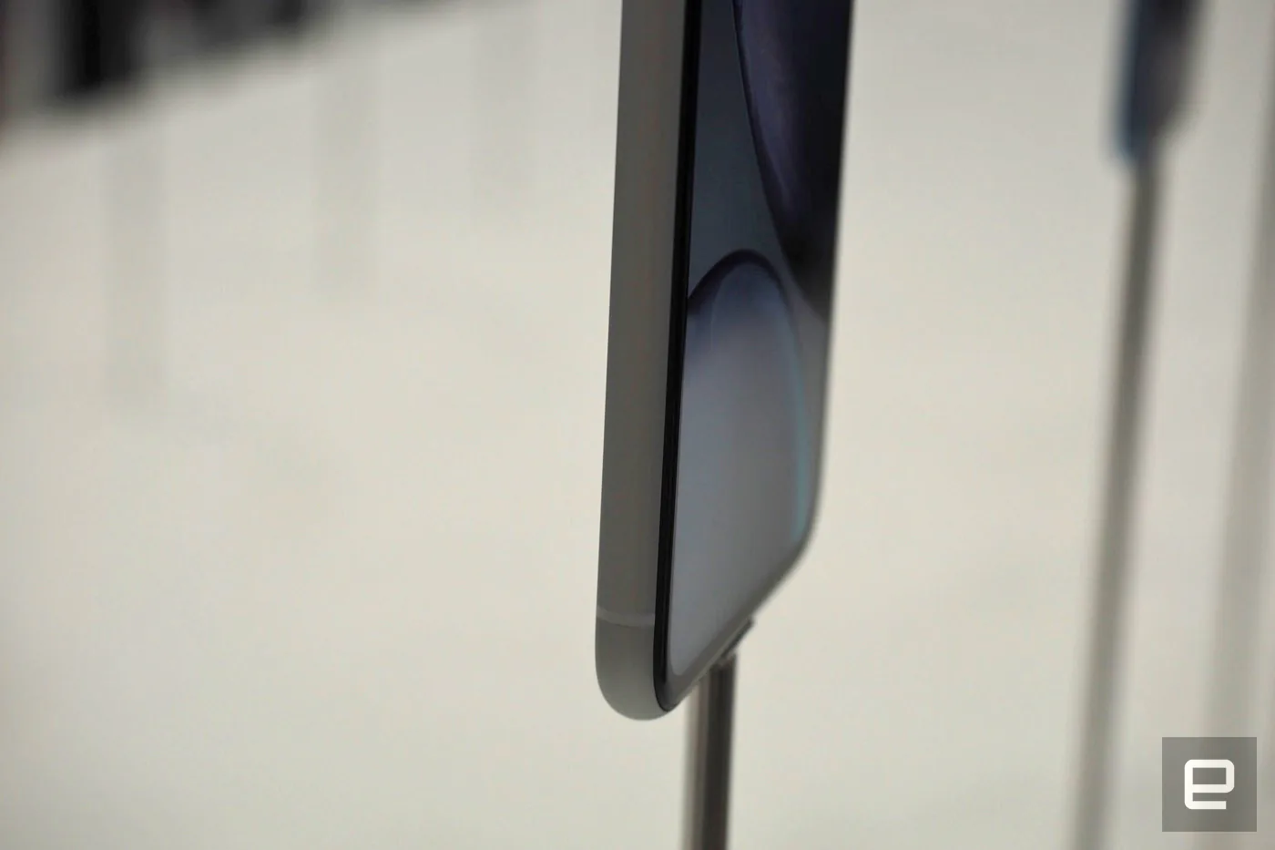 iPhone XR là phiên bản giá rẻ mà không rẻ, có 6 lựa chọn màu sắc