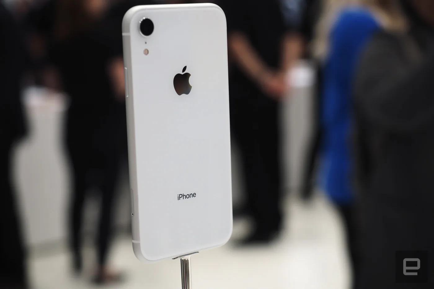 iPhone XR là phiên bản giá rẻ mà không rẻ, có 6 lựa chọn màu sắc