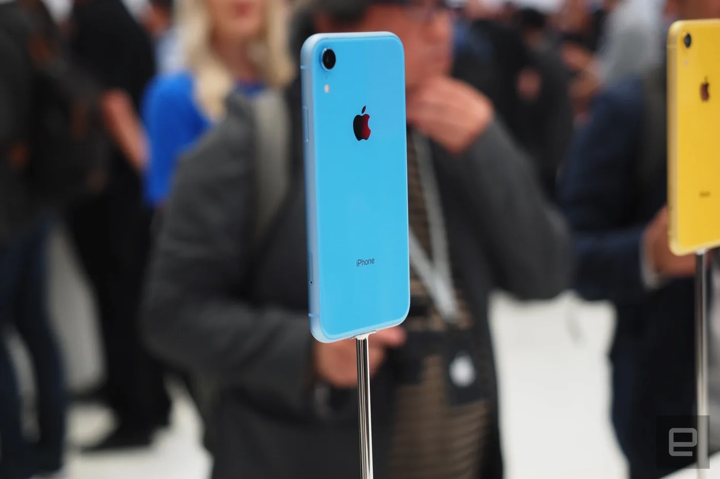 iPhone XR là phiên bản giá rẻ mà không rẻ, có 6 lựa chọn màu sắc
