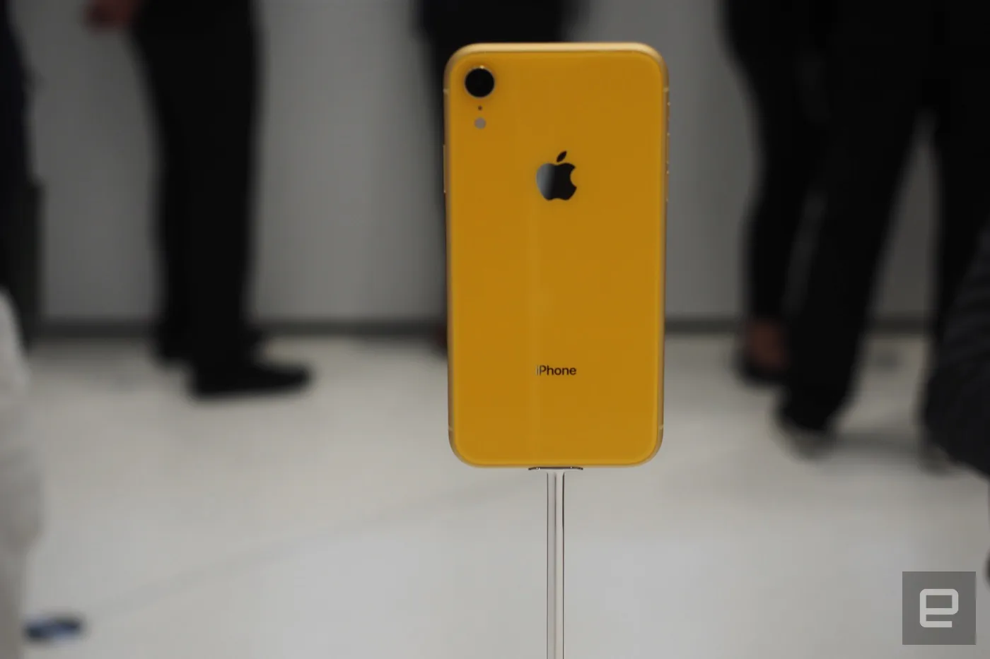 iPhone XR là phiên bản giá rẻ mà không rẻ, có 6 lựa chọn màu sắc