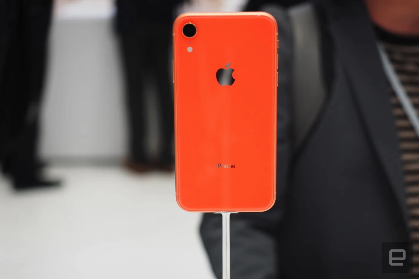 iPhone XR là phiên bản giá rẻ mà không rẻ, có 6 lựa chọn màu sắc