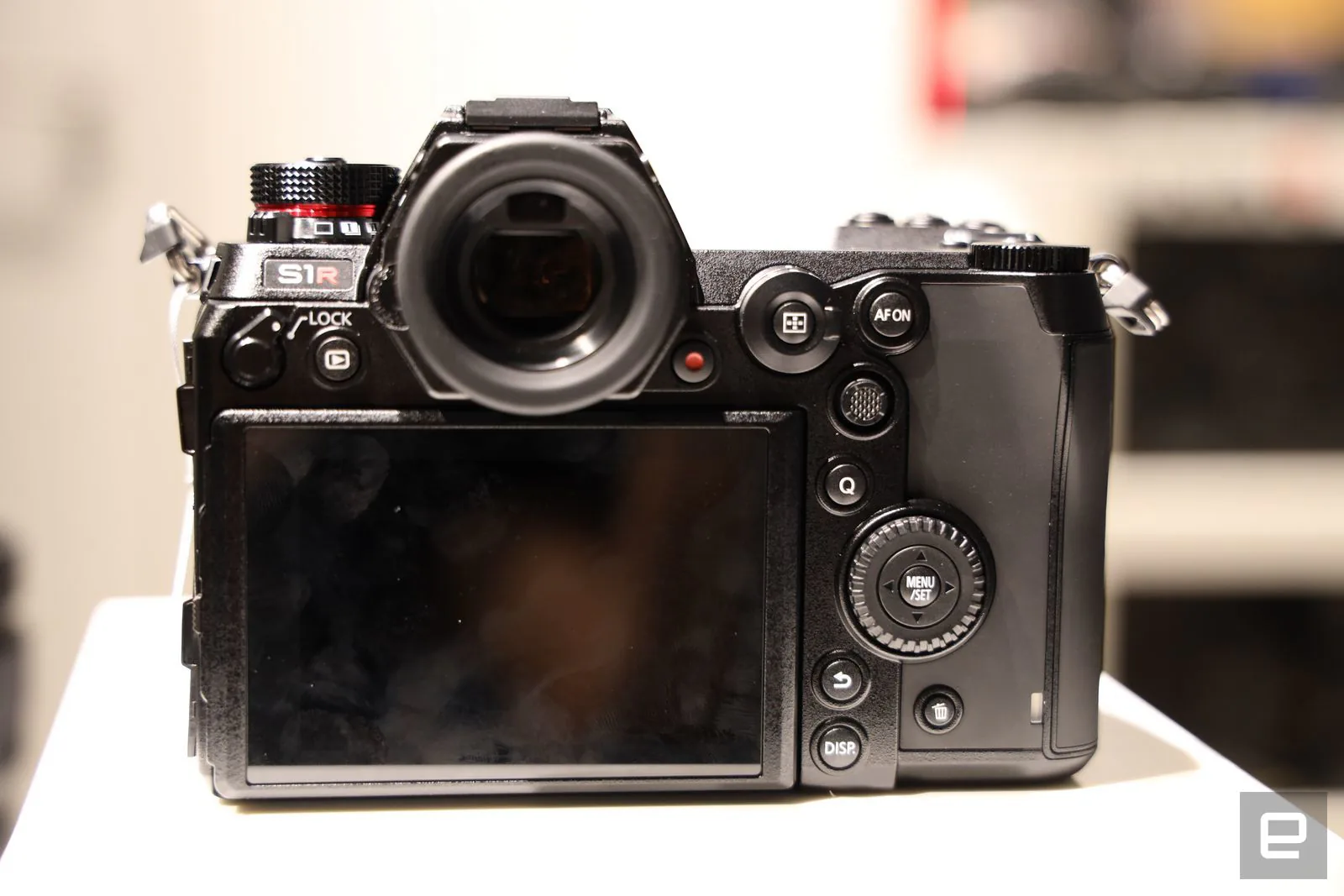 Cận cảnh Panasonic không gương lật full-frame Lumix S1R với rất nhiều tiềm năng