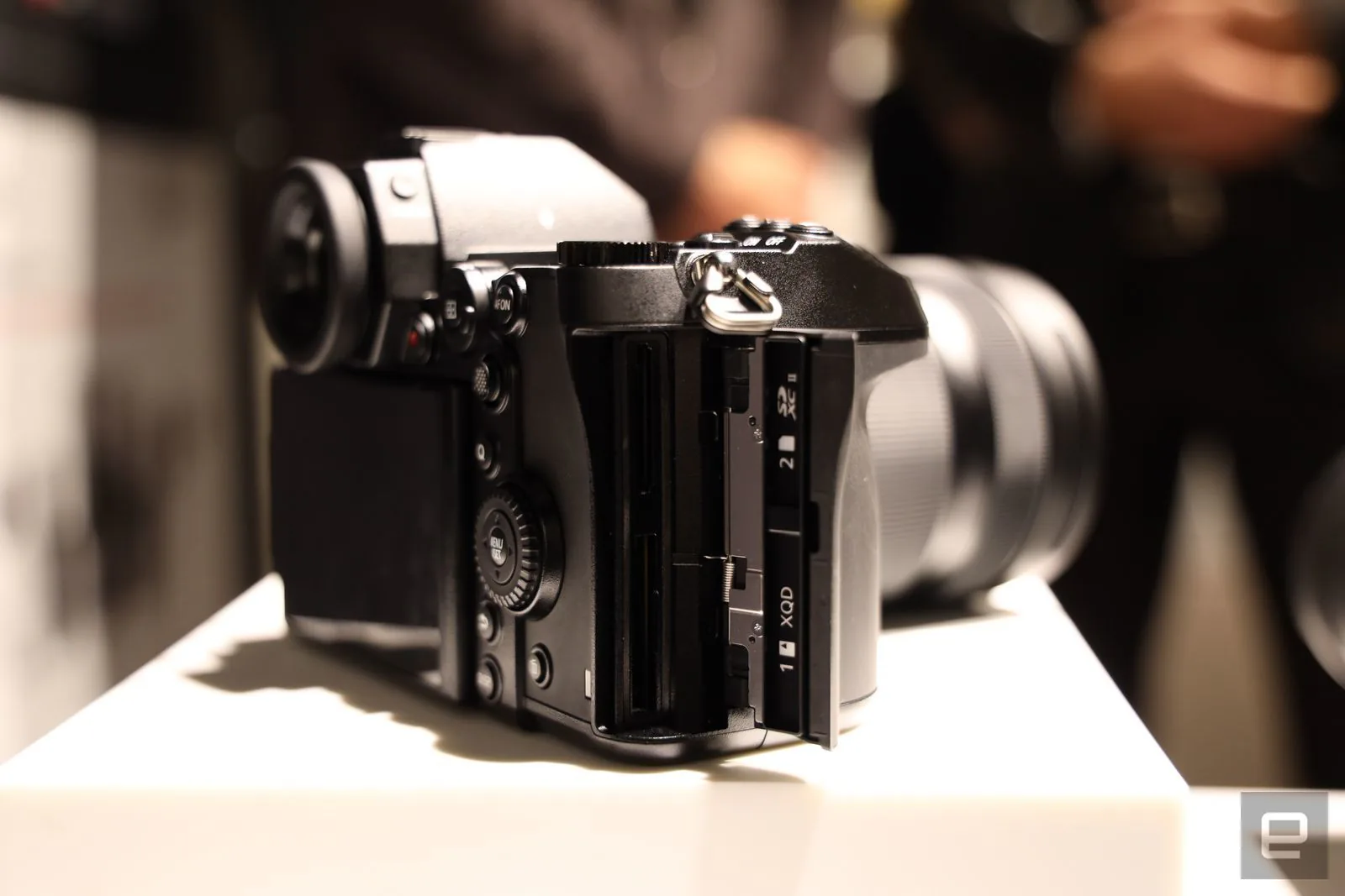 Cận cảnh Panasonic không gương lật full-frame Lumix S1R với rất nhiều tiềm năng