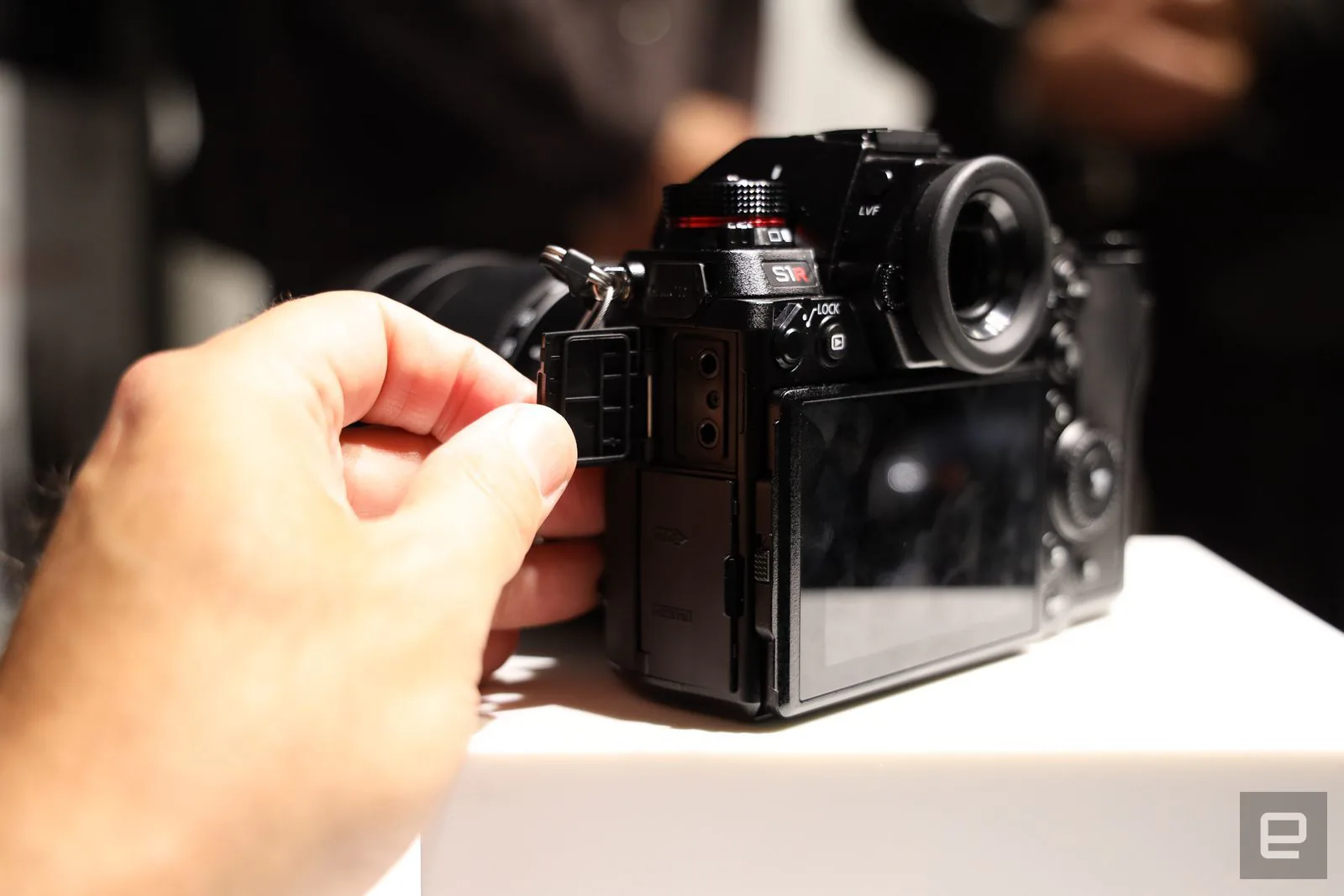 Cận cảnh Panasonic không gương lật full-frame Lumix S1R với rất nhiều tiềm năng