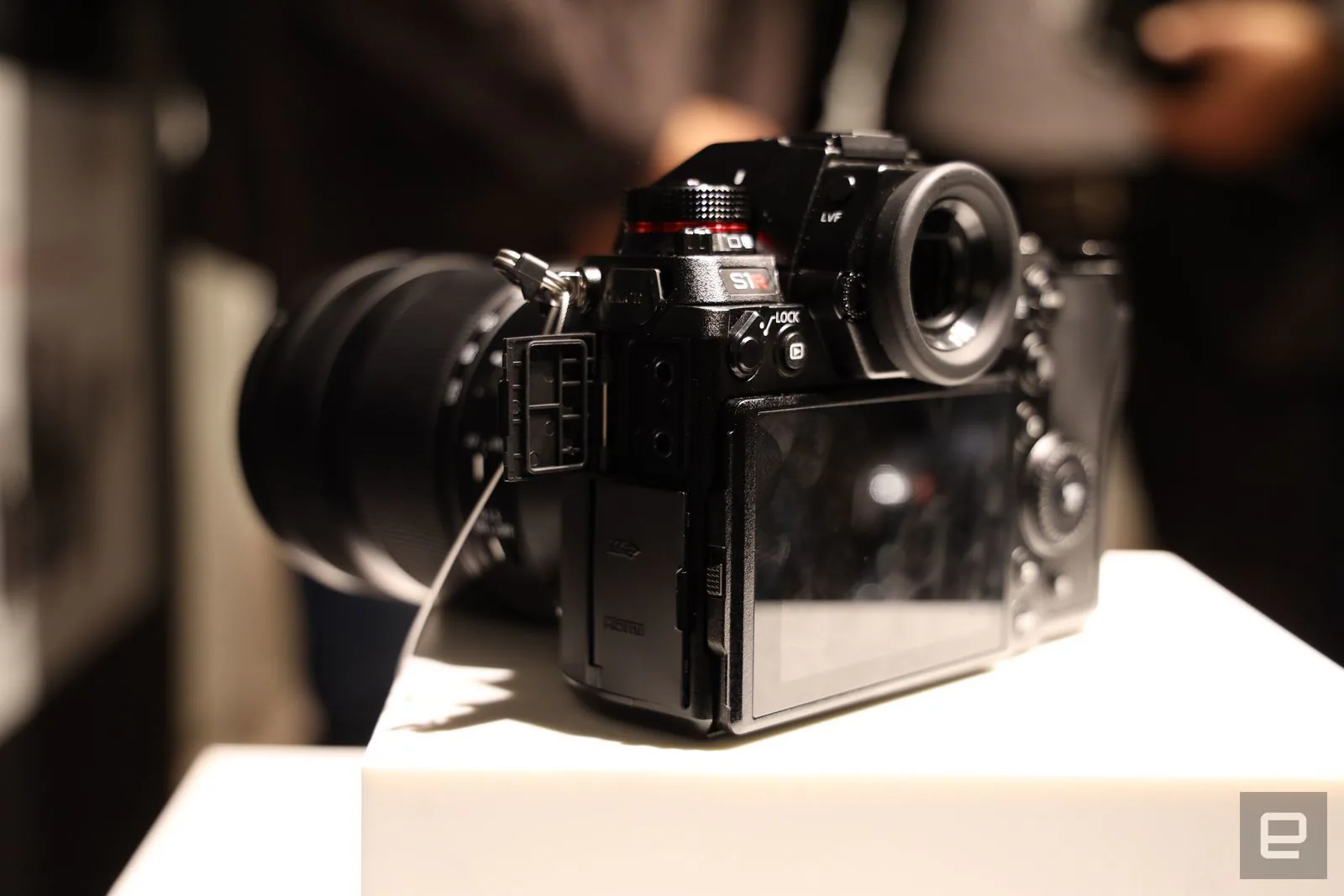 Cận cảnh Panasonic không gương lật full-frame Lumix S1R với rất nhiều tiềm năng