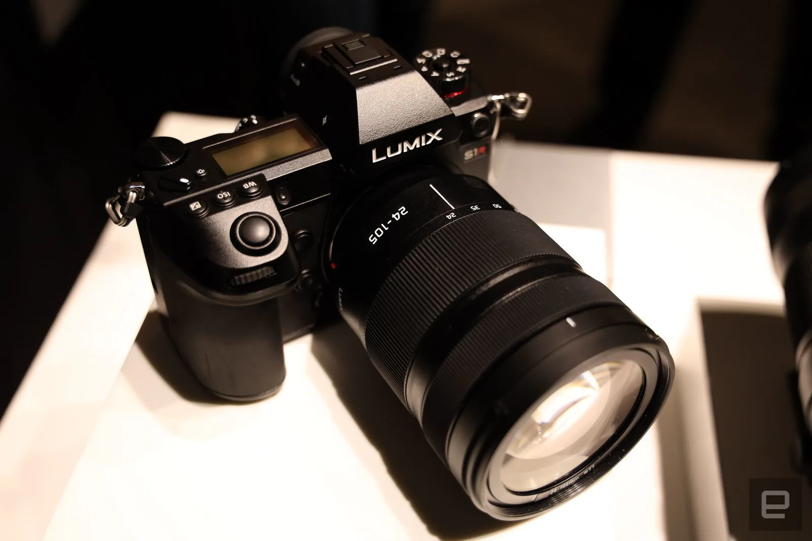 Cận cảnh Panasonic không gương lật full-frame Lumix S1R với rất nhiều tiềm năng