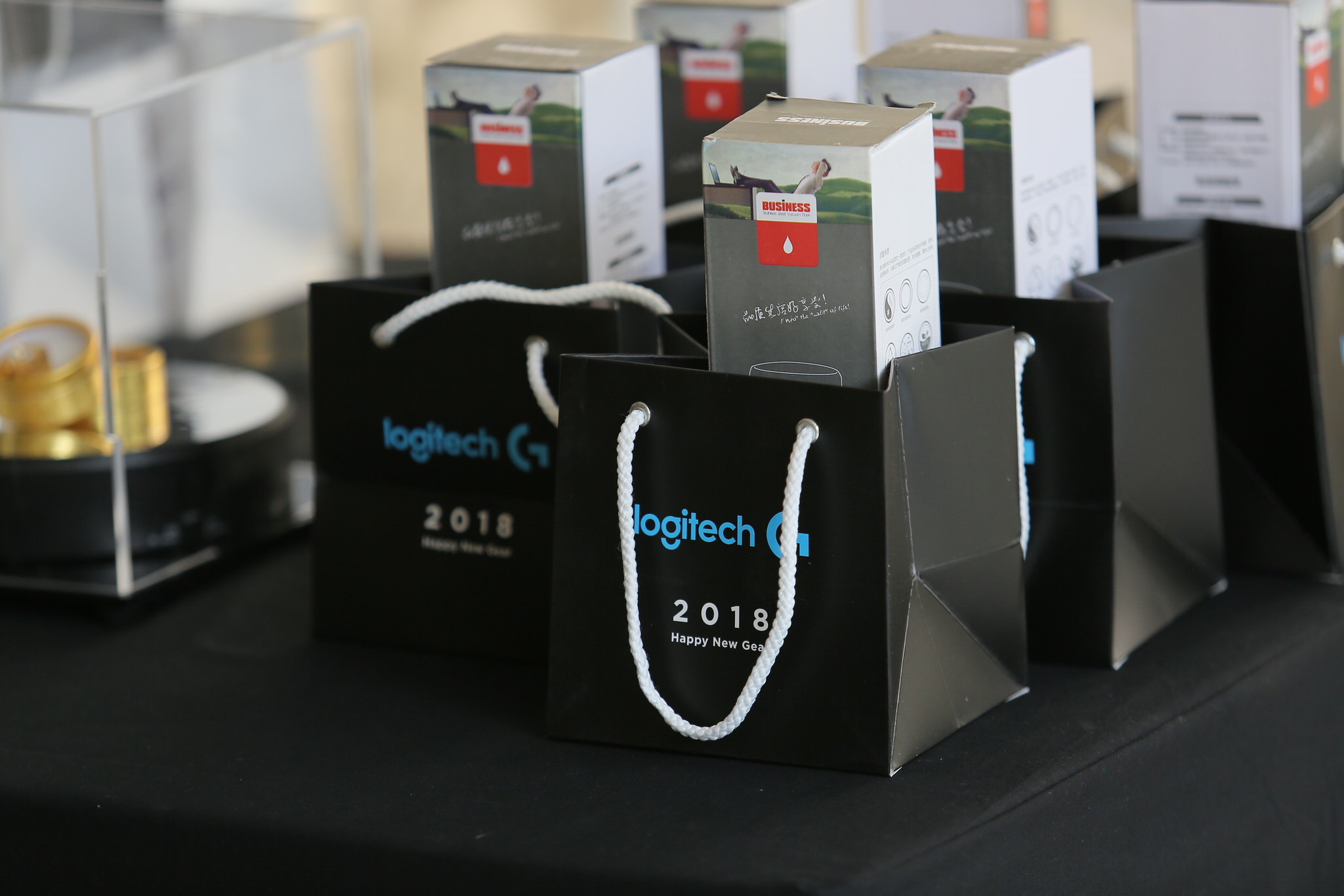 Logitech ra mắt pad chuột có sạc không dây Powerplay và tai nghe Logitech G933